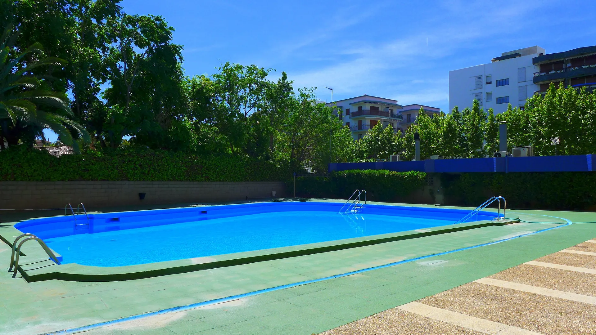 Rentalmar Alboran Apartments 살루